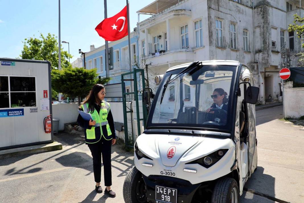 Kadınlar artık sadece direksiyon başında değil, otobüslerin kalbinde! İETT, kadınlara kapılarını sonuna kadar açıyor 15